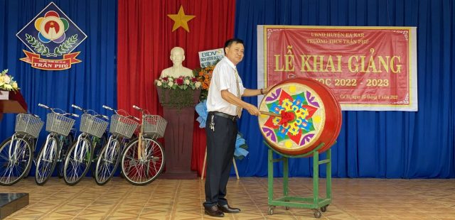 Thầy Hiệu trưởng đánh trống khai trường